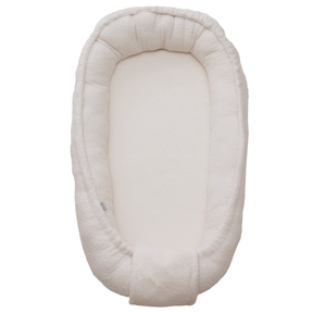 Babynestje van boucle teddy in ecru, van bovenaf