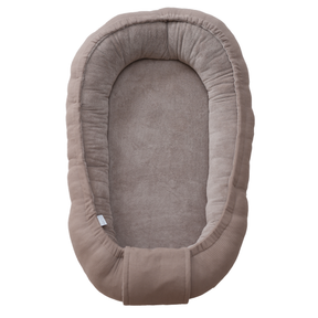 Babynestje van wafelstof in taupe met bamboekatoen aan de binnenkant, van bovenaf
